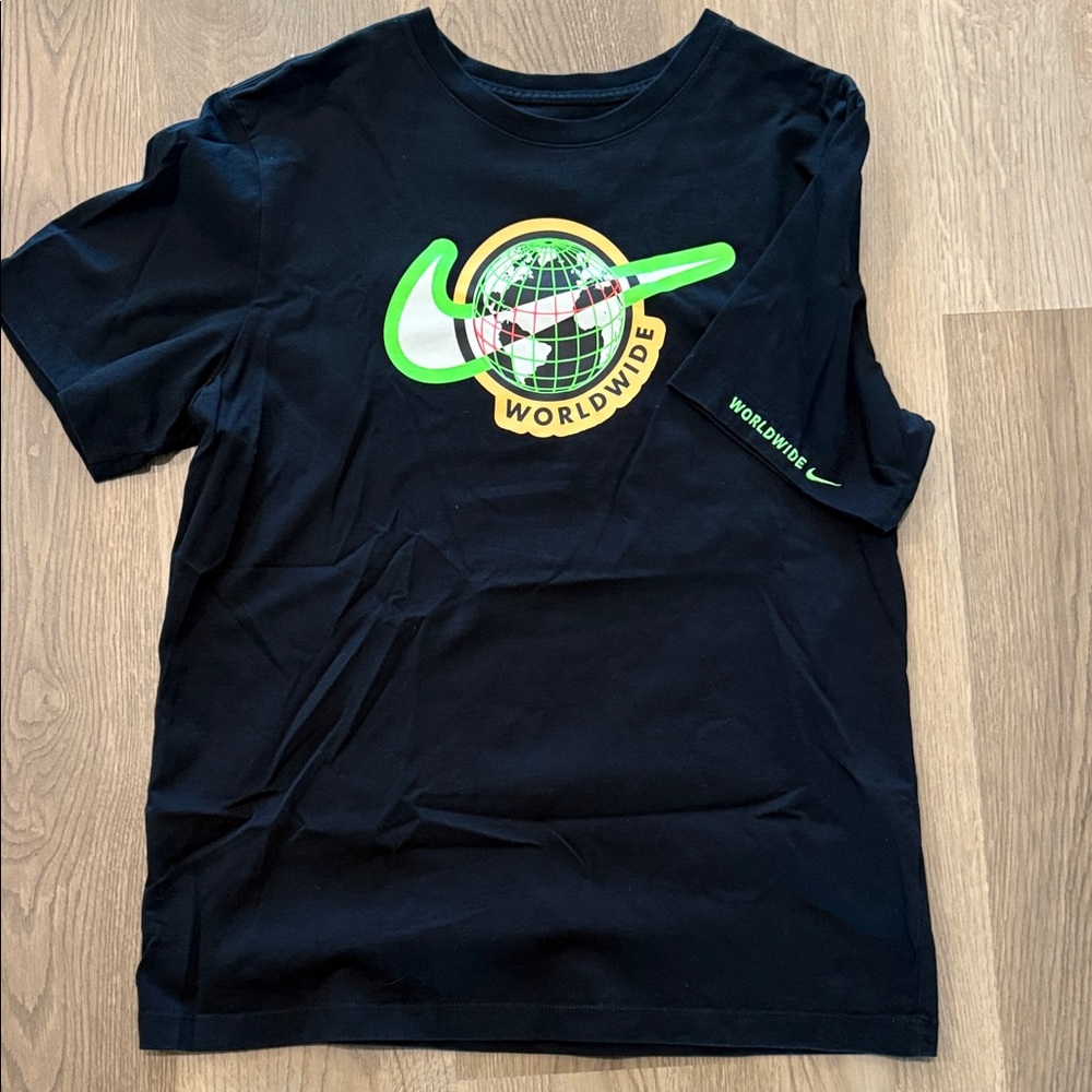 Nike Men’s Black and Green Graphic Tee